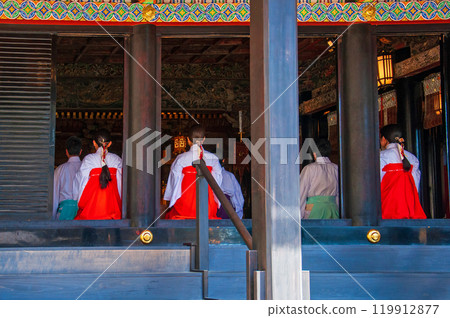 Morning worship at the national treasure shrine of Osaki Hachimangu Shrine in Sendai, the city of trees Morning worship at the national treasure shrine of Osaki Hachimangu Shrine in Sendai, the city of trees 119912877