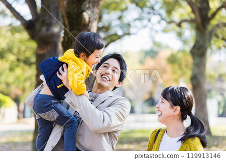 Family playing with children in autumn park Family playing with children in autumn park 119913146