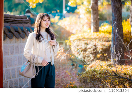 享受秋天觀光的婦女 119913204