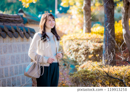 Woman enjoying autumn sightseeing 119913258