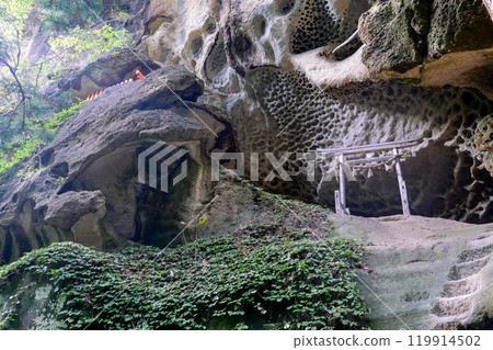 巨大的岩石和神社 巨大的岩石和神社 119914502