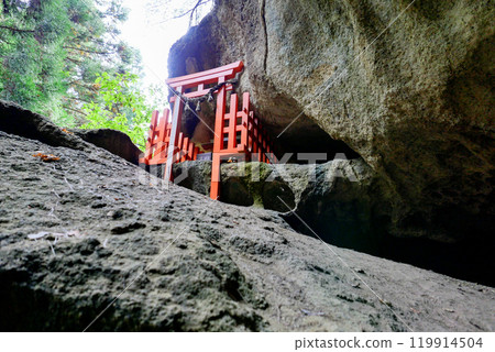巨大的岩石和稻荷神社 巨大的岩石和稻荷神社 119914504