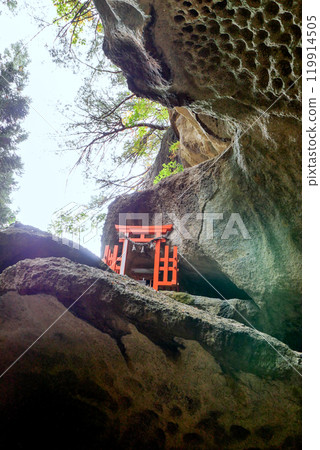 岩石洞穴中的稻荷神社（垂直） 119914505