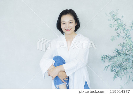 Middle-aged woman in a white shirt 119914577