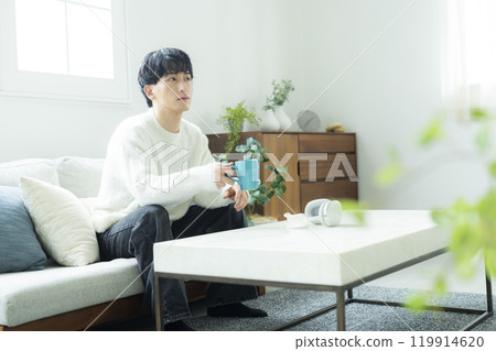 Man drinking coffee 119914620