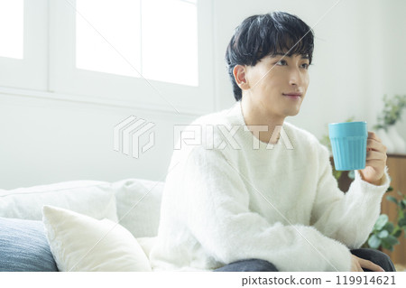 Man drinking coffee 119914621