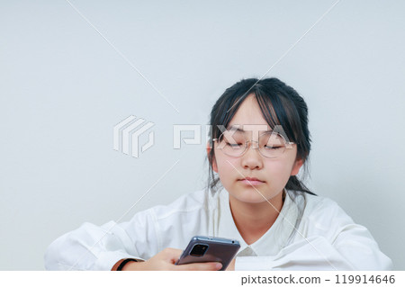 操作智慧型手機的女孩 | 左邊空間 操作智慧型手機的女孩 | 左邊空間 119914646