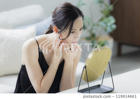 一個女人在客廳做皮膚護理 119914661