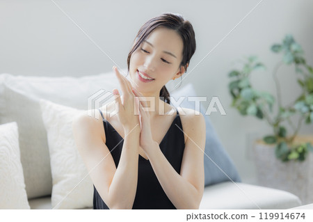 一個女人在客廳做皮膚護理 119914674