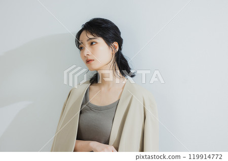 A woman standing in the office 119914772