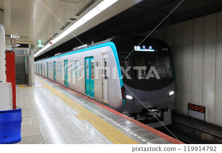 京都地鐵2000系列列車在九站 119914792