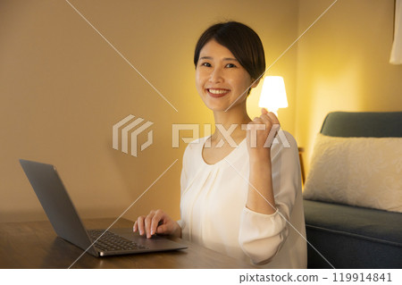 Business woman in the living room at night 119914841