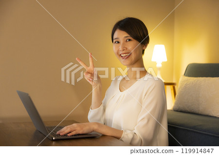 Business woman in the living room at night 119914847