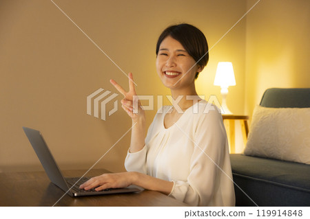 Business woman in the living room at night 119914848