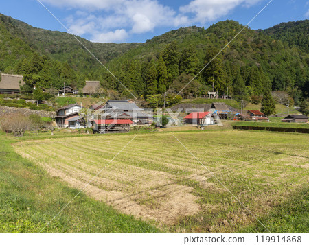 Autumn in Miyama Kayabuki Village and the torii gate of Chii Hachiman Shrine 119914868