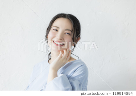 Young lady's portrait 119914894