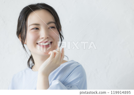 Young lady's portrait 119914895