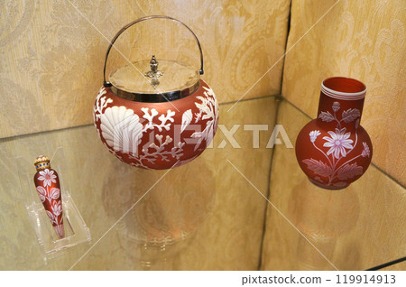 Red tableware with traditional patterns 119914913