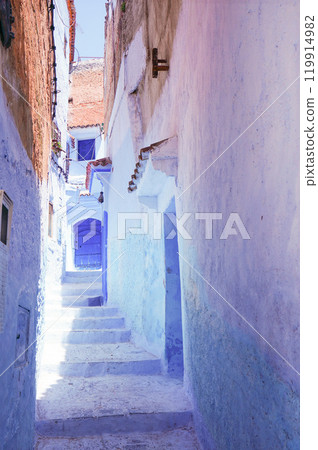 A view of the narrow alleys of Chefchaouen 119914982