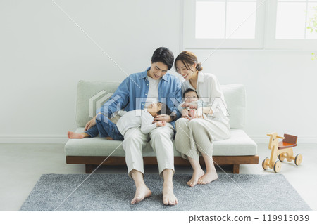 年輕家庭、父母與孩子、孩子、客廳 119915039