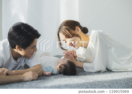 年輕家庭、父母與孩子、孩子、客廳 119915069