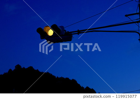 交通燈黃燈亮 119915077