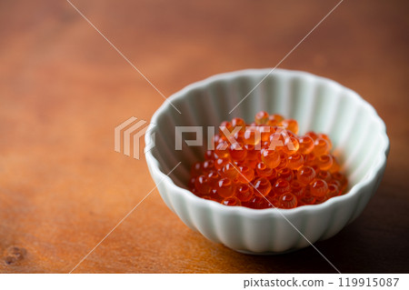 Salmon roe marinated in soy sauce served in a small bowl 119915087