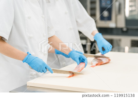 Fisheries processing, fish preparation, and cooking staff (food processing, central kitchen, vocational school) 119915138