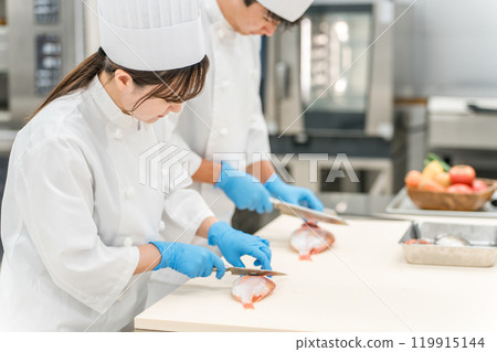 身穿廚師服的男女工作人員煮魚(廚師、職業學校、廚師、菜市場、食物加工) 身穿廚師服的男女工作人員煮魚(廚師、職業學校、廚師、菜市場、食物加工) 119915144