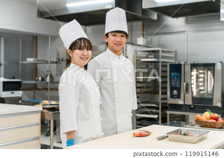 穿著廚師服煮魚的男女工作人員(廚師、廚師、菜市場、食物加工、職業學校) 穿著廚師服煮魚的男女工作人員(廚師、廚師、菜市場、食物加工、職業學校) 119915146