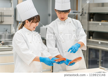身穿廚師服的男女工作人員煮魚（廚師、職業學校、廚師、菜市場、食物加工） 119915148