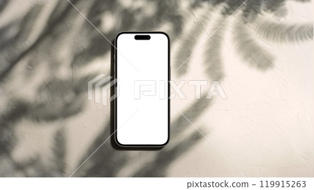 放置在室內植物遮蔭的空間中的智慧型手機 119915263