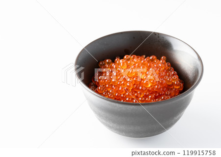 Salmon roe marinated in soy sauce served in a rice bowl 119915758