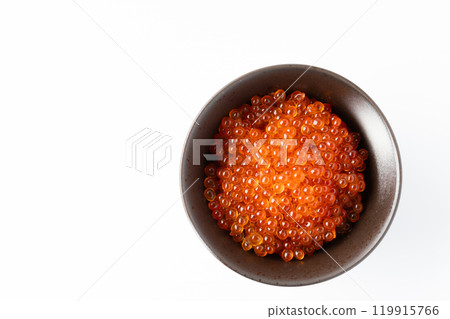 將鮭魚子放入碗中，用醬油醃製 119915766