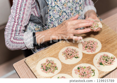 做餃子的高級婦女 119915789