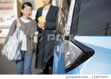 Shopping help image: Parents and children heading to the parking lot Shopping help image: Parents and children heading to the parking lot 119915847