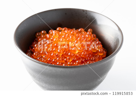 Salmon roe marinated in soy sauce served in a rice bowl 119915853