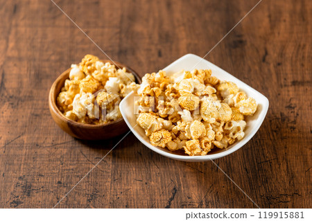 爆米花焦糖味木紋背景 119915881