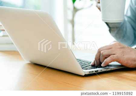 操作個人計算機的男性手 119915892