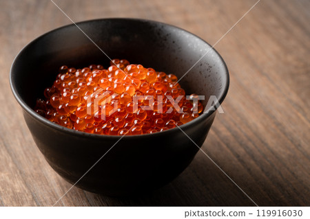 將鮭魚子放入碗中,用醬油醃製 將鮭魚子放入碗中,用醬油醃製 119916030