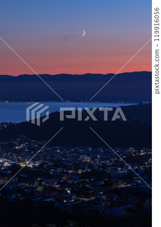 紐西蘭惠靈頓風車山的夜景和新月漂浮在日出的天空中 紐西蘭惠靈頓風車山的夜景和新月漂浮在日出的天空中 119916056