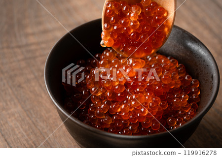 碗裡用醬油醃製的鮭魚子的特寫 碗裡用醬油醃製的鮭魚子的特寫 119916278