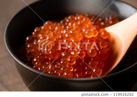 碗裡用醬油醃製的鮭魚子的特寫 119916282