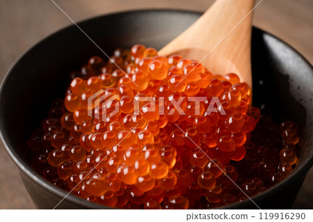 Close-up of salmon roe marinated in soy sauce served in a rice bowl 119916290