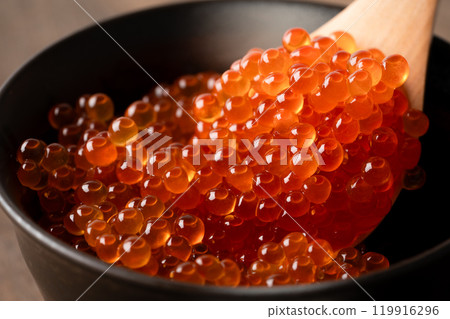 碗裡用醬油醃製的鮭魚子的特寫 碗裡用醬油醃製的鮭魚子的特寫 119916296