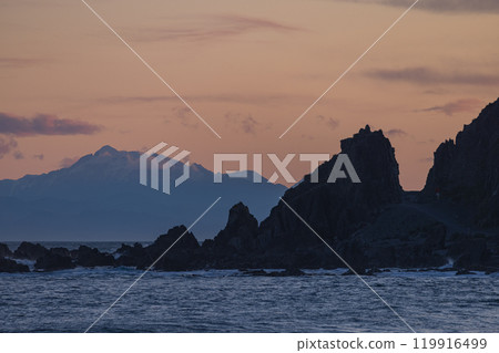 從紐西蘭惠靈頓紅岩海灘看到的南島和日落天空 119916499