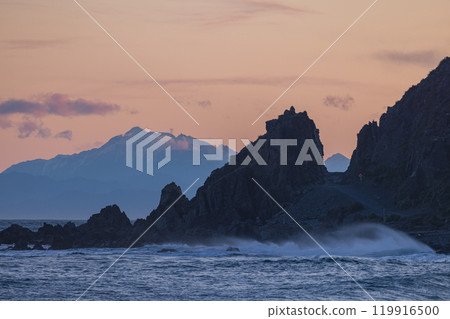 從紐西蘭惠靈頓紅岩海灘看到的南島和日落天空 從紐西蘭惠靈頓紅岩海灘看到的南島和日落天空 119916500