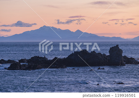 從紐西蘭惠靈頓紅岩海灘看到的南島和日落天空 119916501