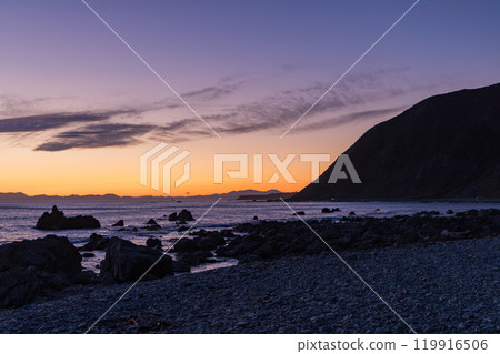 紐西蘭威靈頓的紅岩海灘和日落天空 紐西蘭威靈頓的紅岩海灘和日落天空 119916506