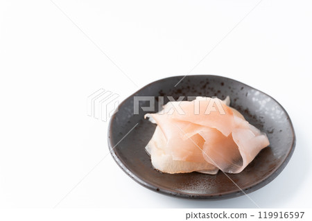 加里(醃漬薑)放在小盤子裡 加里(醃漬薑)放在小盤子裡 119916597